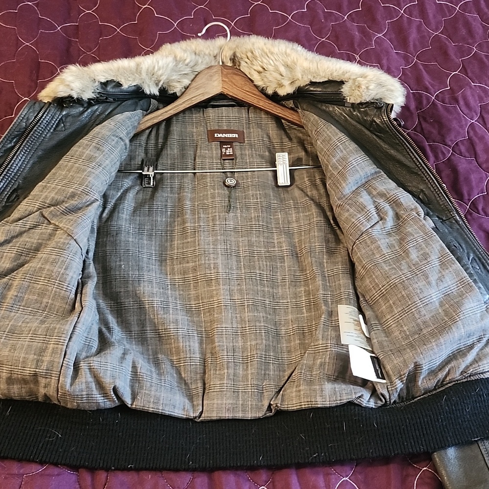 Danier Thinsulate Leather Bomber - Picture 5 of 7